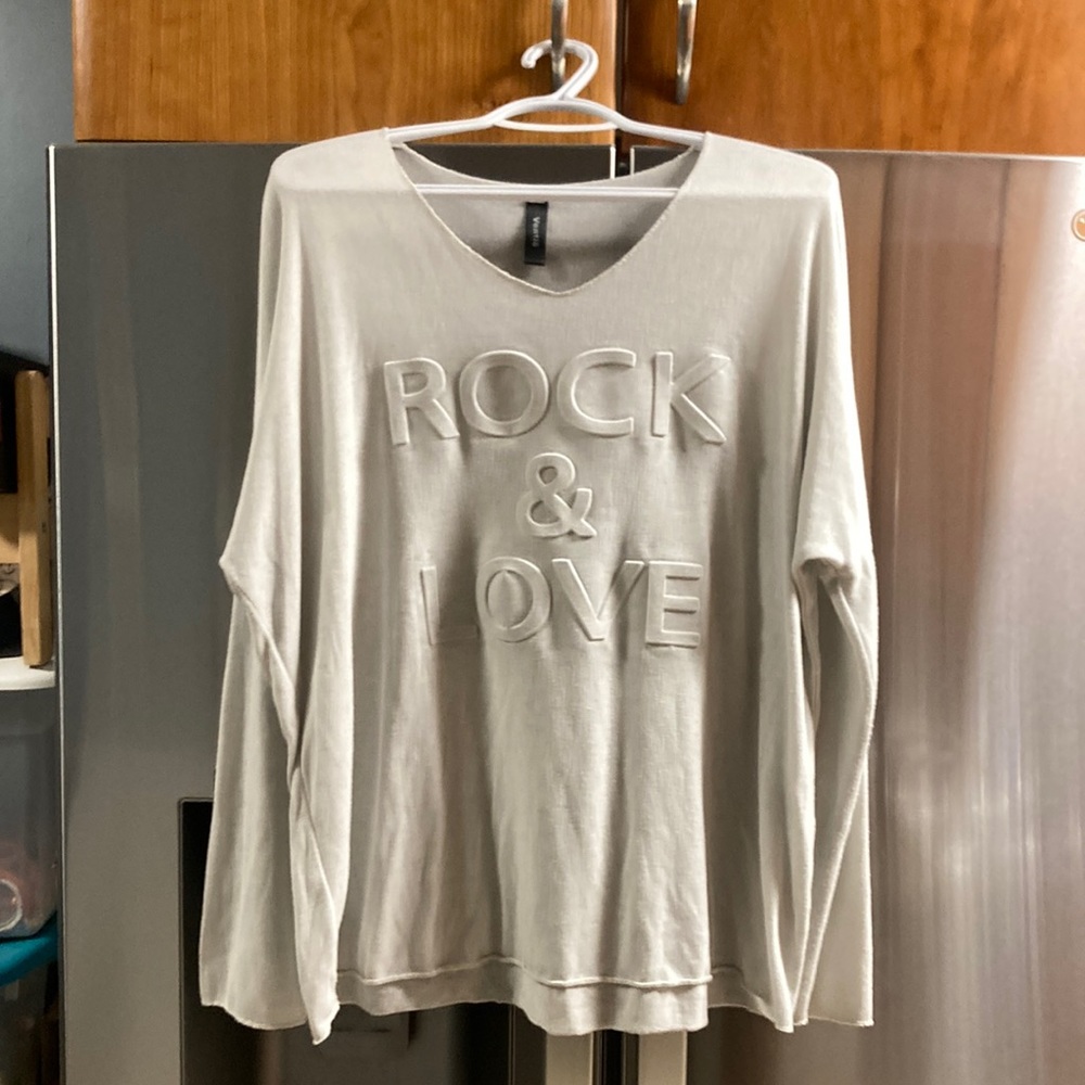 Venti6 white light sweater with rock&love on it